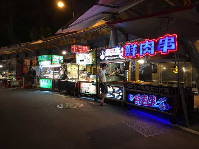 【台中旅遊。台灣】逢甲夜市。食玩買齊全, 必逛!