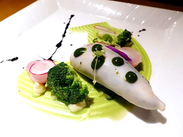Calamaro farcito con riso selvaggio, verdure e zenzero fresco Wild rice stuffed squid, vegetables, fresh ginger