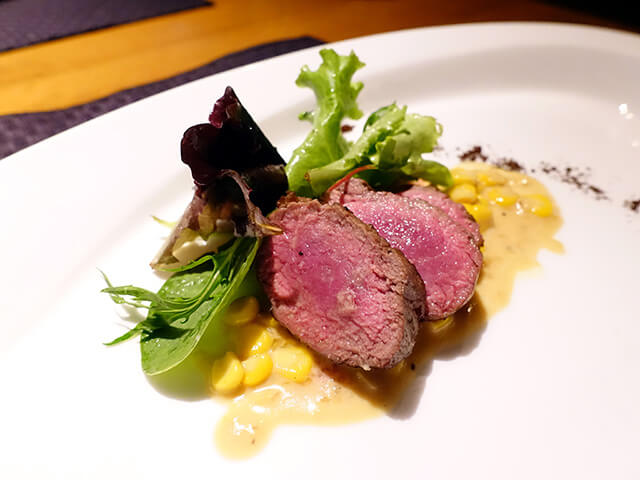 Agnello marinato al caffe’ con ragu’ di mais dolce e germogli Lamb marinated in coffee, sweet corn ragout, aromatic cress