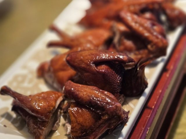 【廣州美食。中國】大鴿飯 – 爆汁乳鴿，一鴿勝九雞，在地人也排隊的米芝蓮名店。